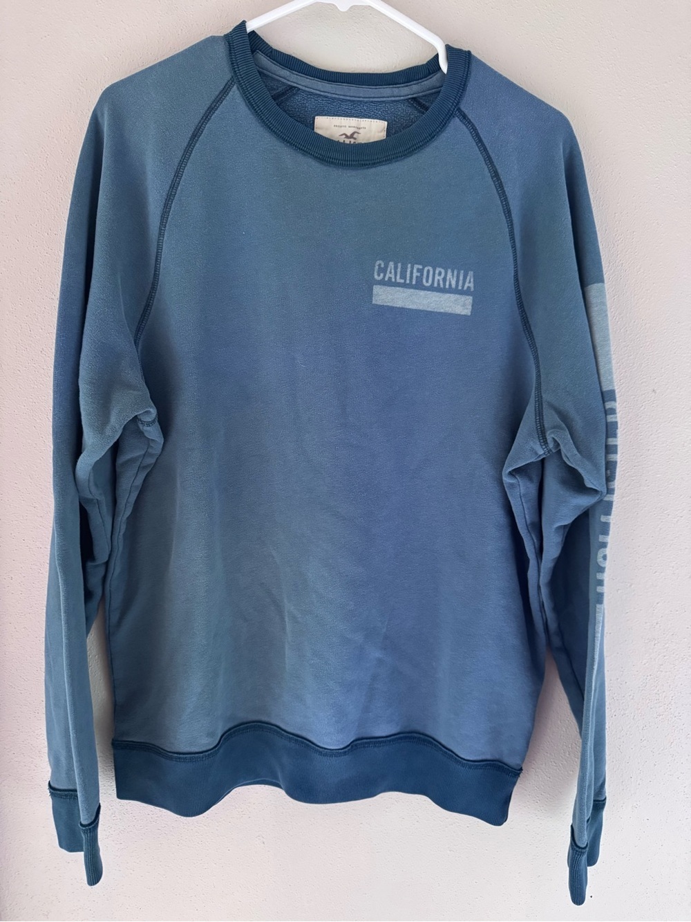 Men’s Hollister Size XL (Fits like a L) Y2K California Graphic Blue Crewneck - Picture 2 of 8
